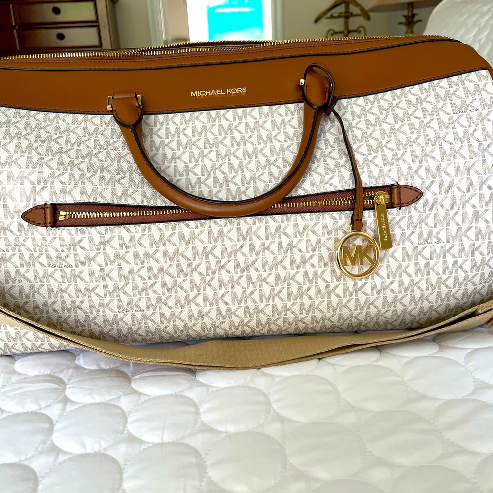 MICHAEL KORS Large Dufflebag. MK vanilla/leather NWT